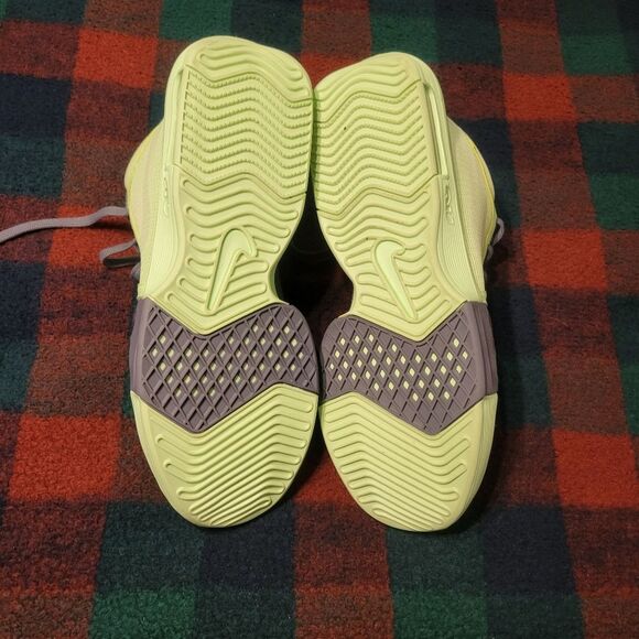 LEBRON WITNESS VIII MENS SIZE 12 WOMENS SIZE 13.5.